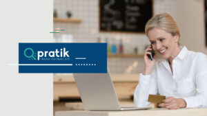 Çalışanına geri bildirim yapmak için mutlu biçimde telefon görüşmesi yapan kadın yönetici