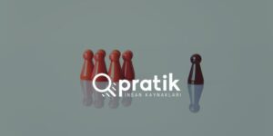 siyah piyonun önünde kırmızı piyonlar
