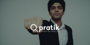 Elini yumruk yapan takım elbiseli adam